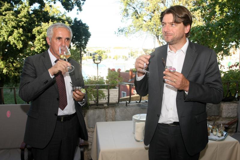 Zadar – Ministar turizma Darko Lorencin sastao se danas sa zupanom Stipom Zrilicem te s lokalnim gospodarstvenicima. Nakon sastanka ministar je obisao Hotel Bastion koji je prosle godine uvrsten u prestizno udruzenje Relais Chateaux. Photo: Dino Stanin/PI Zadar – Ministar turizma Darko Lorencin sastao se danas sa zupanom Stipom Zrilicem te s lokalnim gospodarstvenicima. Nakon sastanka ministar je obisao Hotel Bastion koji je prosle godine uvrsten u prestizno udruzenje Relais Chateaux. Photo: Dino Stanin/PI