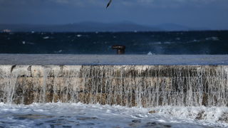 Zadar, 281212.
U Zadru trenutno puse jaka tramontana (sjeverozapadni vjetar) koji na rivi stvara zanimljive prizore. Unatoc jakom vjetru i valovima, trajekti i katamarani plove redovito.
Na fotografiji: detalj s rive.
Foto: Luka Gerlanc / CROPIX Zadar, 281212.
U Zadru trenutno puse jaka tramontana (sjeverozapadni vjetar) koji na rivi stvara zanimljive prizore. Unatoc jakom vjetru i valovima, trajekti i katamarani plove redovito.
Na fotografiji: detalj s rive.
Foto: Luka Gerlanc / CROPIX