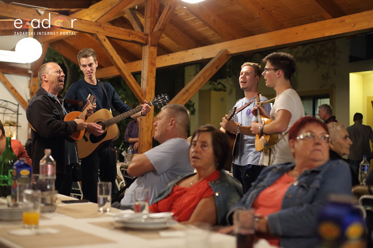 Bibinjci gradišćanskim Hrvatima darovali 1.82 metara visok kip sv. Roka Bibinjci gradišćanskim Hrvatima darovali 1.82 metara visok kip sv. Roka