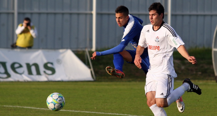 Zadar, 101112.Nogometni stadion Stanovi.MAXtv Prva liga 15. kolo. Nogometna utakmica Nk Zadar – Nk Slaven Belupo. Na fotografiji: igrac Zadra (plavi) Sime Grzan.Foto: Jure Miskovic / CROPIX