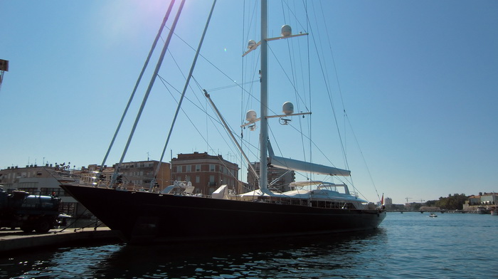 Jedrenjak Salute i superhajta Anna u zadarskoj marini, Foto: Mladen Malik Jedrenjak Salute i superhajta Anna u zadarskoj marini, Foto: Mladen Malik