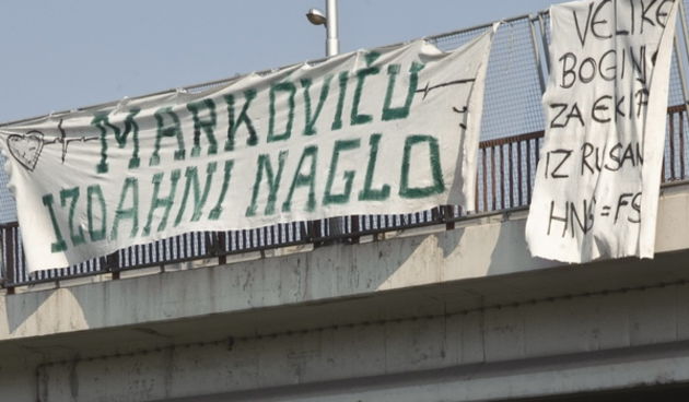 Split, 030611. Dolazak Vlatka Markovica i hrvatske nogometne reprezentacije u Split i do sada su bili popraceni transparentima na ulazu u grad.Tako je na nadvoznjaku kod Pujanki na jednom pisalo “Markovicu izdahni naglo” a na drugom “velike boginje za eki