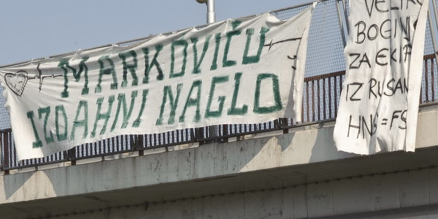 Split, 030611. Dolazak Vlatka Markovica i hrvatske nogometne reprezentacije u Split i do sada su bili popraceni transparentima na ulazu u grad.Tako je na nadvoznjaku kod Pujanki na jednom pisalo “Markovicu izdahni naglo” a na drugom “velike boginje za eki