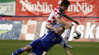 Varazdin, 190510.
Na gradskom stadionu u Varazdinu igra se kvalifikacijska utakmica za europsko prvenstvo U-21 izmedju reprezentacija Hrvatske i Slovacke.
Na slici: Ivan Perisic i Janosik Peter.
Foto: Zeljko Hajdinjak / CROPIX