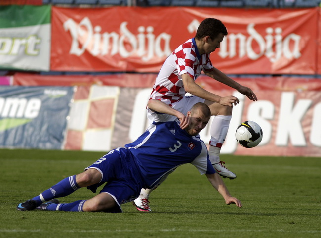 Varazdin, 190510.
Na gradskom stadionu u Varazdinu igra se kvalifikacijska utakmica za europsko prvenstvo U-21 izmedju reprezentacija Hrvatske i Slovacke.
Na slici: Ivan Perisic i Janosik Peter.
Foto: Zeljko Hajdinjak / CROPIX