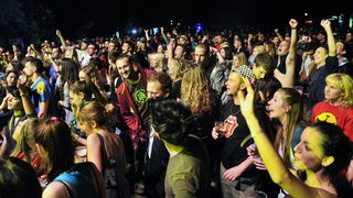 Zagreb, 220610.
Na Jarunu se od 21.-23.06. odrzava glazbeni spektakl T-Mobile INmusic festival na kojem ce nastupiti mnogobrojni izvodjaci kako iz zemlje tako i svijeta.
Danas se odrzao drugi dan.
Na fotografiji: Audio Bullys, publika.
Foto: Boris Kovacev Zagreb, 220610.
Na Jarunu se od 21.-23.06. odrzava glazbeni spektakl T-Mobile INmusic festival na kojem ce nastupiti mnogobrojni izvodjaci kako iz zemlje tako i svijeta.
Danas se odrzao drugi dan.
Na fotografiji: Audio Bullys, publika.
Foto: Boris Kovacev