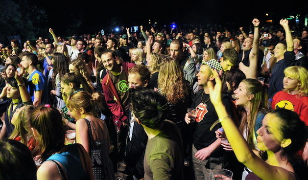 Zagreb, 220610.
Na Jarunu se od 21.-23.06. odrzava glazbeni spektakl T-Mobile INmusic festival na kojem ce nastupiti mnogobrojni izvodjaci kako iz zemlje tako i svijeta.
Danas se odrzao drugi dan.
Na fotografiji: Audio Bullys, publika.
Foto: Boris Kovacev