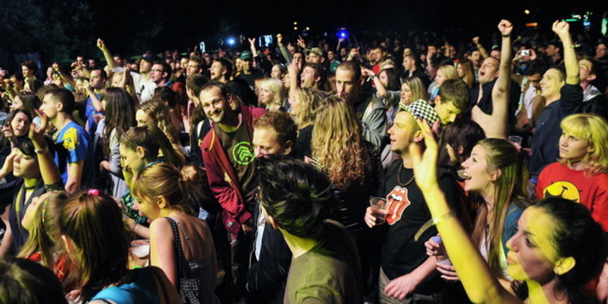 Zagreb, 220610.
Na Jarunu se od 21.-23.06. odrzava glazbeni spektakl T-Mobile INmusic festival na kojem ce nastupiti mnogobrojni izvodjaci kako iz zemlje tako i svijeta.
Danas se odrzao drugi dan.
Na fotografiji: Audio Bullys, publika.
Foto: Boris Kovacev Zagreb, 220610.
Na Jarunu se od 21.-23.06. odrzava glazbeni spektakl T-Mobile INmusic festival na kojem ce nastupiti mnogobrojni izvodjaci kako iz zemlje tako i svijeta.
Danas se odrzao drugi dan.
Na fotografiji: Audio Bullys, publika.
Foto: Boris Kovacev