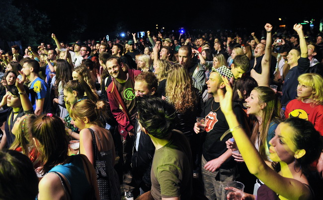 Zagreb, 220610.
Na Jarunu se od 21.-23.06. odrzava glazbeni spektakl T-Mobile INmusic festival na kojem ce nastupiti mnogobrojni izvodjaci kako iz zemlje tako i svijeta.
Danas se odrzao drugi dan.
Na fotografiji: Audio Bullys, publika.
Foto: Boris Kovacev Zagreb, 220610.
Na Jarunu se od 21.-23.06. odrzava glazbeni spektakl T-Mobile INmusic festival na kojem ce nastupiti mnogobrojni izvodjaci kako iz zemlje tako i svijeta.
Danas se odrzao drugi dan.
Na fotografiji: Audio Bullys, publika.
Foto: Boris Kovacev