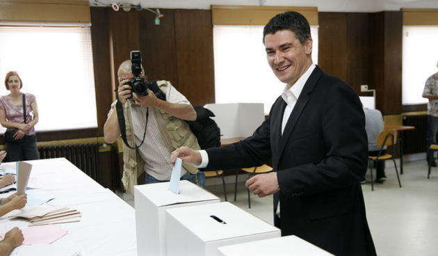 Zagreb, 170509.
Glasovovanje na birackom mjestu u vatrogasnom domu na Bijeniku. Predsjednik SDP-a Zoran Milanovic na birackom mjestu.
Foto: Ranko Suvar / CROPIX