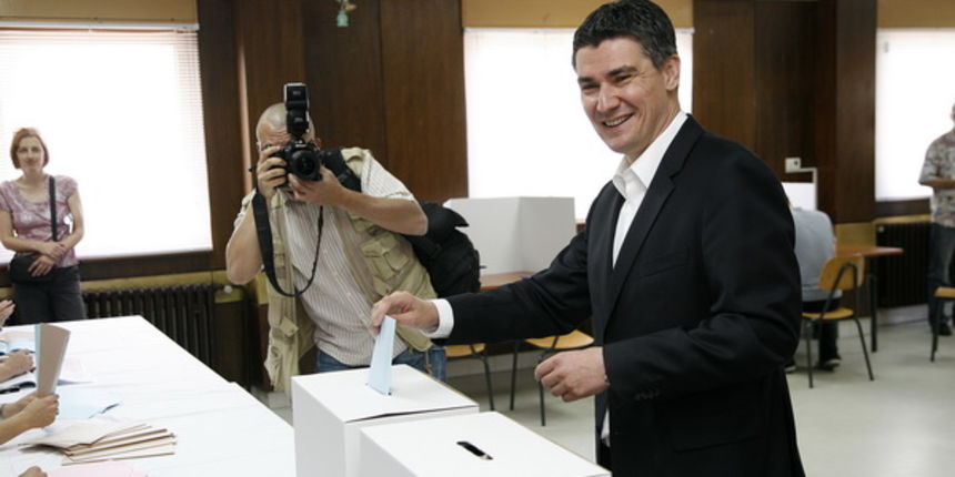 Zagreb, 170509.
Glasovovanje na birackom mjestu u vatrogasnom domu na Bijeniku. Predsjednik SDP-a Zoran Milanovic na birackom mjestu.
Foto: Ranko Suvar / CROPIX Zagreb, 170509.
Glasovovanje na birackom mjestu u vatrogasnom domu na Bijeniku. Predsjednik SDP-a Zoran Milanovic na birackom mjestu.
Foto: Ranko Suvar / CROPIX