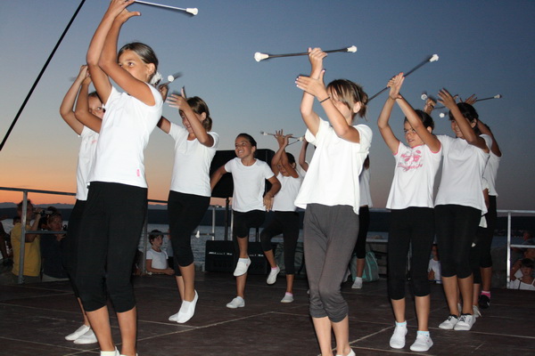 Vecer folklora: KUD Nevijana i ansambl Horenak u Nevidjenima Vecer folklora: KUD Nevijana i ansambl Horenak u Nevidjenima