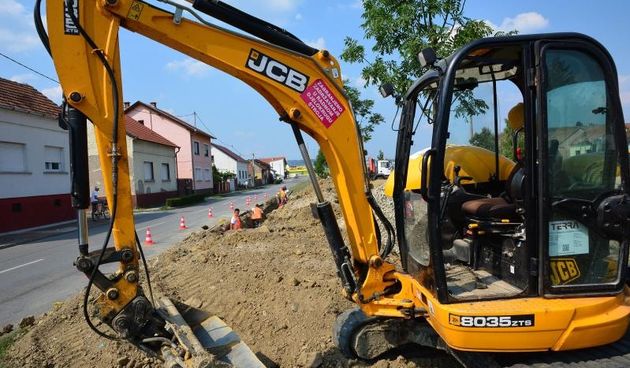 Z​apo​c​eli su radovi na izgradnji 5,6 milijuna kuna vrijednog rotora​ na krizanju Svaciceve i ulice Hanibala Lucica. Kako je ovo krizanje jedno od najopasnijih u gradu, na kojem se gotovo svakodnevno dogadjaju prometne nesrece, Brodjani su s odusevljenje