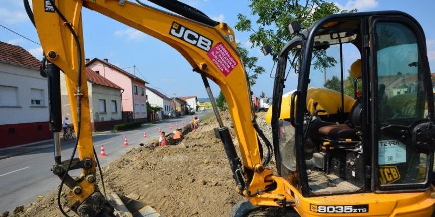 Zapoceli su radovi na izgradnji 5,6 milijuna kuna vrijednog rotora na krizanju Svaciceve i ulice Hanibala Lucica. Kako je ovo krizanje jedno od najopasnijih u gradu, na kojem se gotovo svakodnevno dogadjaju prometne nesrece, Brodjani su s odusevljenje Zapoceli su radovi na izgradnji 5,6 milijuna kuna vrijednog rotora na krizanju Svaciceve i ulice Hanibala Lucica. Kako je ovo krizanje jedno od najopasnijih u gradu, na kojem se gotovo svakodnevno dogadjaju prometne nesrece, Brodjani su s odusevljenje