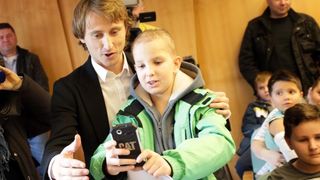 Luki Modriću u dječjoj bolnici u Klaićevoj uručena nagrada nogometaša godine, Photo: Petar Glebov/PIXSELL Luki Modriću u dječjoj bolnici u Klaićevoj uručena nagrada nogometaša godine, Photo: Petar Glebov/PIXSELL