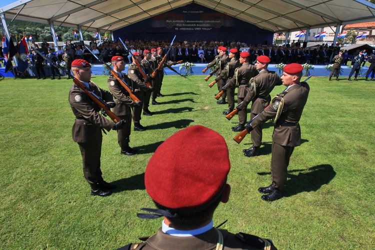 Knin, 050811.
Podizanjem zastave na Kninskoj tvrdjavi i postrojavanjem vojnih snaga na nogometnom igralistu obiljezena je 16. obljetnica VRO Oluja, Dan pobjede i domovinske zahvalnosti i Dan hrvatskih branitelja.
Na fotografiji: Pocasna postrojba i Kninsk Knin, 050811.
Podizanjem zastave na Kninskoj tvrdjavi i postrojavanjem vojnih snaga na nogometnom igralistu obiljezena je 16. obljetnica VRO Oluja, Dan pobjede i domovinske zahvalnosti i Dan hrvatskih branitelja.
Na fotografiji: Pocasna postrojba i Kninsk