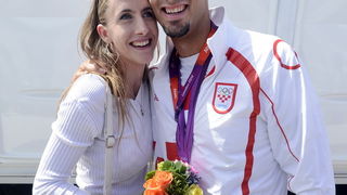 London, 030812.
Jezero Eton Dorney.
Hrvatski veslacki cetverac na parice David Sain, Damir Martin i braca Martin i Valent Sinkovic u finalnoj utrci osvojili srebrnu medalju na Olimpijskim Igrama u Londonu.
Na fotografiji: Martin Sinkovic sa zarucnicom Ma London, 030812.
Jezero Eton Dorney.
Hrvatski veslacki cetverac na parice David Sain, Damir Martin i braca Martin i Valent Sinkovic u finalnoj utrci osvojili srebrnu medalju na Olimpijskim Igrama u Londonu.
Na fotografiji: Martin Sinkovic sa zarucnicom Ma