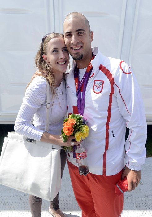 London, 030812.
Jezero Eton Dorney.
Hrvatski veslacki cetverac na parice David Sain, Damir Martin i braca Martin i Valent Sinkovic u finalnoj utrci osvojili srebrnu medalju na Olimpijskim Igrama u Londonu.
Na fotografiji: Martin Sinkovic sa zarucnicom Ma London, 030812.
Jezero Eton Dorney.
Hrvatski veslacki cetverac na parice David Sain, Damir Martin i braca Martin i Valent Sinkovic u finalnoj utrci osvojili srebrnu medalju na Olimpijskim Igrama u Londonu.
Na fotografiji: Martin Sinkovic sa zarucnicom Ma