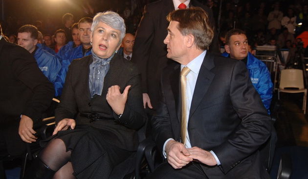 Zadar, 221209.
Povodom predsjednicke kampanje Andrije Hebranga odrzan je veliki skup u dvorani Jazine. Osim Andrije Hebranga sudjelovala je i premijerka Jadranka Kosor, ministar Bozidar Kalmeta, ministar Darko Milinovic i mnogi drugi.
Na  fotografiji : ,J