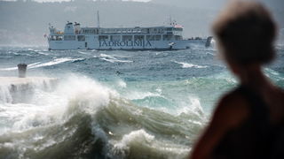 Zadar, 260812
Olujno nevrijeme sa jakim zapadnim vjetrom zahvatilo je u ranim popodnevnim satima zadarsko podrucje na radost brojnih turista i Zadrana koji su uzivali u prekrasnim prizorima, ali isto tako i na nesrecu mnogih nauticara kojima je ovakva olu