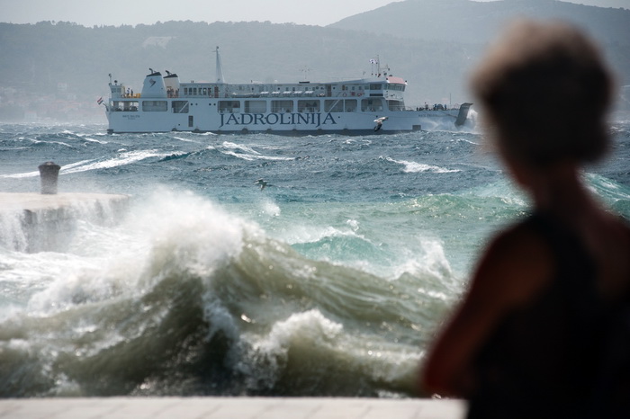 Zadar, 260812
Olujno nevrijeme sa jakim zapadnim vjetrom zahvatilo je u ranim popodnevnim satima zadarsko podrucje na radost brojnih turista i Zadrana koji su uzivali u prekrasnim prizorima, ali isto tako i na nesrecu mnogih nauticara kojima je ovakva olu