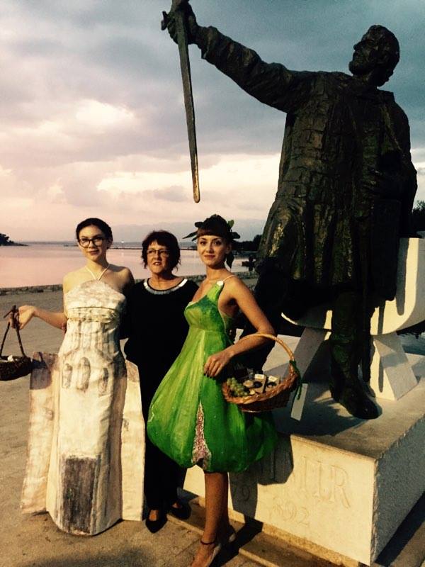 9. Festival smokve: Glumica Lucija Matković i Elena Bukvić u haljinama autorice Ade Duke (Šinjorina smokva i sv. Križ) u šetnji Ninom 9. Festival smokve: Glumica Lucija Matković i Elena Bukvić u haljinama autorice Ade Duke (Šinjorina smokva i sv. Križ) u šetnji Ninom