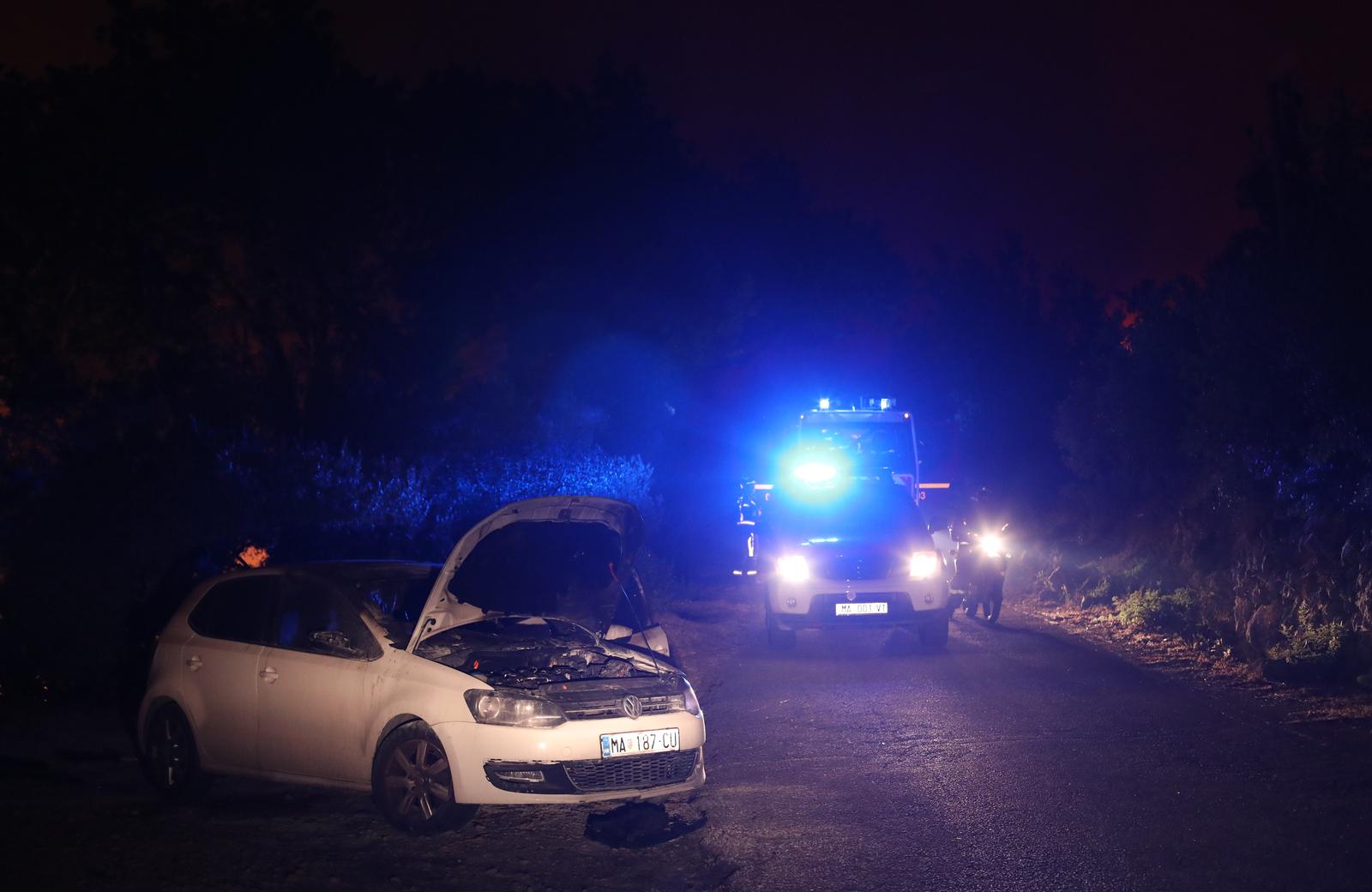 Tučepi: Požar se širi, zahvatio ranč i kuće, vatrogasci u akciji