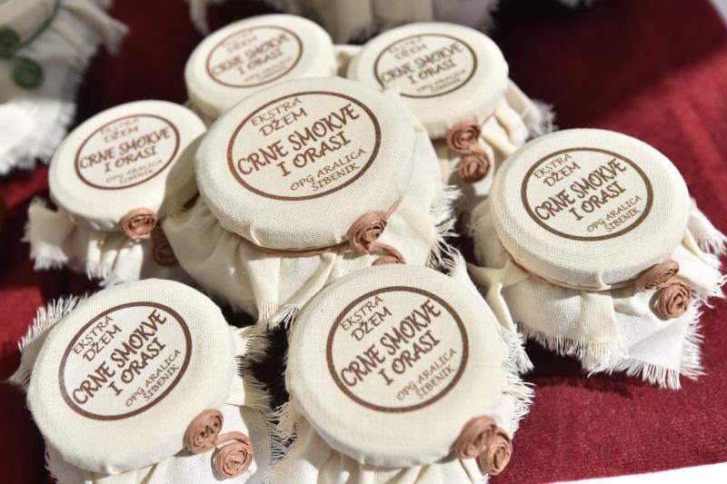 U sklopu 9. Festivala smokve na Trgu pet bunara održava se sajam smokava na kojem proizvođači i prerađivači izlažu i prodaju svoje artikle. Photo: Dino Stanin/PIXSELL U sklopu 9. Festivala smokve na Trgu pet bunara održava se sajam smokava na kojem proizvođači i prerađivači izlažu i prodaju svoje artikle. Photo: Dino Stanin/PIXSELL