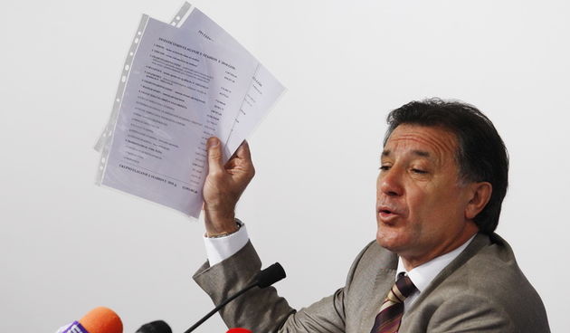 Zagreb, 291012.GNK Dinamo, stadion Maksimir.Zdravko Mamic odrzao je konferenciju za novinare u prostorijama GNK Dinamo na kojoj je novinarima govorio o svojim dosadasnjim ulaganjima u klub, te pokazivao primjere iz financijskih izvjesca za proslu godinu