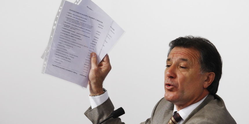 Zagreb, 291012.GNK Dinamo, stadion Maksimir.Zdravko Mamic odrzao je konferenciju za novinare u prostorijama GNK Dinamo na kojoj je novinarima govorio o svojim dosadasnjim ulaganjima u klub, te pokazivao primjere iz financijskih izvjesca za proslu godinu Zagreb, 291012.GNK Dinamo, stadion Maksimir.Zdravko Mamic odrzao je konferenciju za novinare u prostorijama GNK Dinamo na kojoj je novinarima govorio o svojim dosadasnjim ulaganjima u klub, te pokazivao primjere iz financijskih izvjesca za proslu godinu