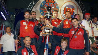 Muska reprezentacija obranila je titulu viceprvaka Europe (stoje slijeva): Tibljas, Konforta (izbornik), Grgic (voditelj repke), Krcmar, Restovic i V. Lesic; (cuce) Vlado Descak i Tomislav Kuster