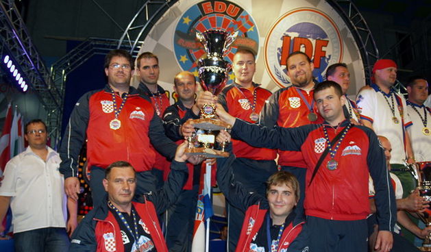 Muska reprezentacija obranila je titulu viceprvaka Europe (stoje slijeva): Tibljas, Konforta (izbornik), Grgic (voditelj repke), Krcmar, Restovic i V. Lesic; (cuce) Vlado Descak i Tomislav Kuster