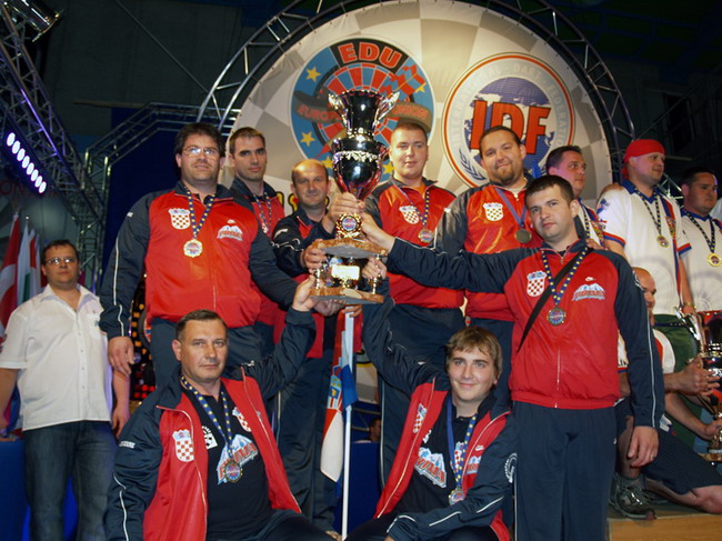 Muska reprezentacija obranila je titulu viceprvaka Europe (stoje slijeva): Tibljas, Konforta (izbornik), Grgic (voditelj repke), Krcmar, Restovic i V. Lesic; (cuce) Vlado Descak i Tomislav Kuster