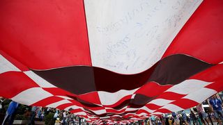 U Fun zoni u Kalinjingradu hrvatski navijači razvili 96-metarsku zastavu