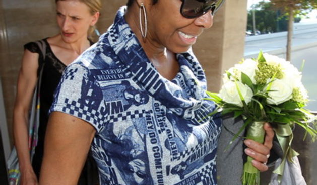 Zadar, 220710.
Natalie Cole svjetski poznata pjevacica koja sutra 23. srpnja u Zadru ima koncert, sletjela je u zracnu luku Zemunik.
Foto: Andrija Lucic / CROPIX