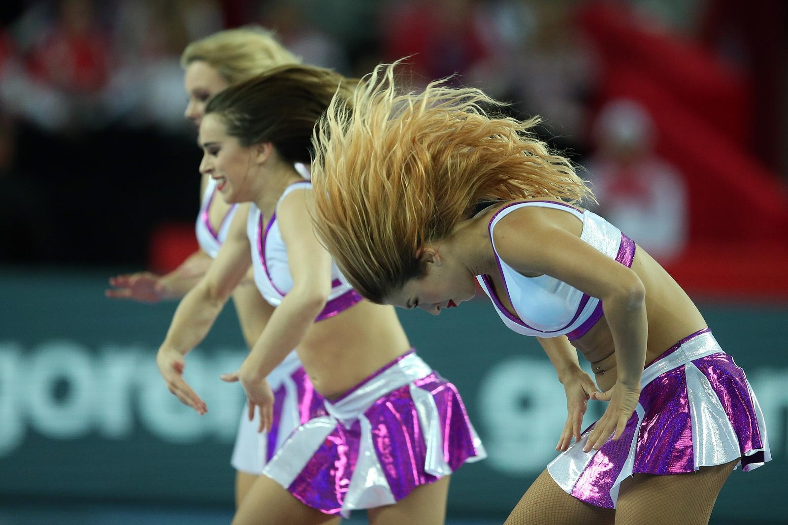 Atraktivne plesačice zagrijale atmosferu u zagrebačkoj Areni