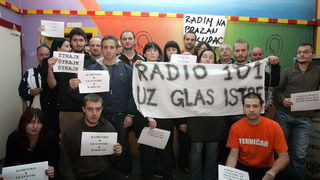 Zagreb, 081110.
Radio 101, Gajeva ulica.
Dio zaposlenika i honorarnih djelatnika Radija 101 usao je u strajk upozorenja, koji ce trajati od 8 do 14 sati, nakon cega se redovni program nastavlja. Racun Radija 101 je blokiran, posljednja placa zaposlenim dj Zagreb, 081110.
Radio 101, Gajeva ulica.
Dio zaposlenika i honorarnih djelatnika Radija 101 usao je u strajk upozorenja, koji ce trajati od 8 do 14 sati, nakon cega se redovni program nastavlja. Racun Radija 101 je blokiran, posljednja placa zaposlenim dj