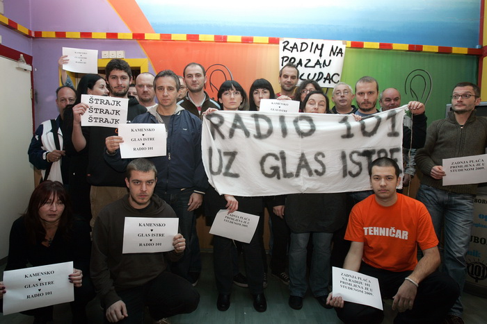 Zagreb, 081110.
Radio 101, Gajeva ulica.
Dio zaposlenika i honorarnih djelatnika Radija 101 usao je u strajk upozorenja, koji ce trajati od 8 do 14 sati, nakon cega se redovni program nastavlja. Racun Radija 101 je blokiran, posljednja placa zaposlenim dj Zagreb, 081110.
Radio 101, Gajeva ulica.
Dio zaposlenika i honorarnih djelatnika Radija 101 usao je u strajk upozorenja, koji ce trajati od 8 do 14 sati, nakon cega se redovni program nastavlja. Racun Radija 101 je blokiran, posljednja placa zaposlenim dj