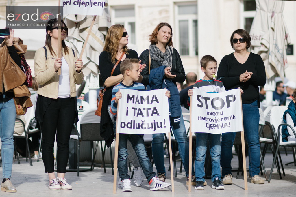 Prosvjedni skup roditelja protiv politike obaveznog cijepljenja Prosvjedni skup roditelja protiv politike obaveznog cijepljenja