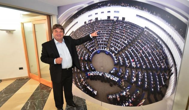 Na pulskim Djardinima svecano je otvoren Ureda zastupnika u Europskom parlamentu Ivana Jakovcica. Na svecanosti su uz ostale nazocili ministar turizma Darko Lorencin, istarski zupan Valter Flego, pulski gradonacenik Boris Miletic te voditelj ureda Valter