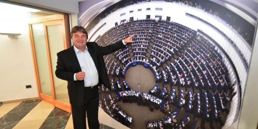 Na pulskim Djardinima svecano je otvoren Ureda zastupnika u Europskom parlamentu Ivana Jakovcica. Na svecanosti su uz ostale nazocili ministar turizma Darko Lorencin, istarski zupan Valter Flego, pulski gradonacenik Boris Miletic te voditelj ureda Valter Na pulskim Djardinima svecano je otvoren Ureda zastupnika u Europskom parlamentu Ivana Jakovcica. Na svecanosti su uz ostale nazocili ministar turizma Darko Lorencin, istarski zupan Valter Flego, pulski gradonacenik Boris Miletic te voditelj ureda Valter