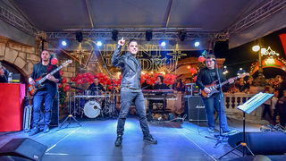 Deset tisuća posjetitelja uživalo u otvorenju Adventa u Zadru- koncertu Ivana Zaka i vatrometu