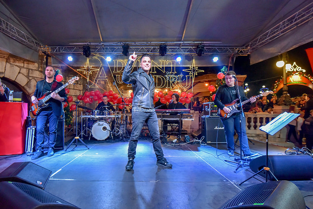 Deset tisuća posjetitelja uživalo u otvorenju Adventa u Zadru- koncertu Ivana Zaka i vatrometu