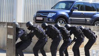 U prigodi Dana hrvatske policije i njihovog zaštitnika Sv.Mihovila danas je u PU Zadarskoj održana prigodna svečanost.U nastavku svečanosti, pokaznu vježbu samoobrane izveli su pripadnici interventne jedinice PU Zadarske te su podijeljena priznanja nagrađ U prigodi Dana hrvatske policije i njihovog zaštitnika Sv.Mihovila danas je u PU Zadarskoj održana prigodna svečanost.U nastavku svečanosti, pokaznu vježbu samoobrane izveli su pripadnici interventne jedinice PU Zadarske te su podijeljena priznanja nagrađ