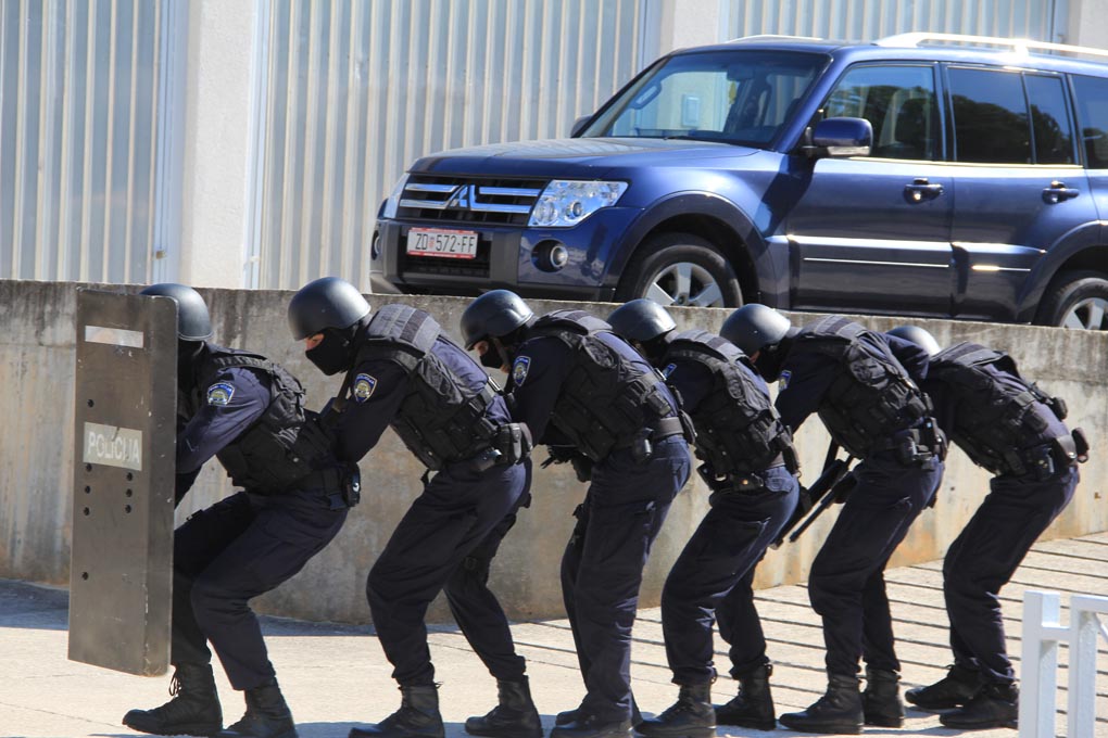 U prigodi Dana hrvatske policije i njihovog zaštitnika Sv.Mihovila danas je u PU Zadarskoj održana prigodna svečanost.U nastavku svečanosti, pokaznu vježbu samoobrane izveli su pripadnici interventne jedinice PU Zadarske te su podijeljena priznanja nagrađ U prigodi Dana hrvatske policije i njihovog zaštitnika Sv.Mihovila danas je u PU Zadarskoj održana prigodna svečanost.U nastavku svečanosti, pokaznu vježbu samoobrane izveli su pripadnici interventne jedinice PU Zadarske te su podijeljena priznanja nagrađ