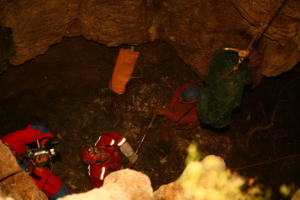 HGSS-ova akcija spašavanja pasa iz Živkine jame (foto: Zoran Erceg)
