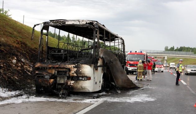 Karlovac, 070609. Izgorio bus na autocesti. Na autocesti je u potpunosti izgorio autobus Neoplan Autotransporta Karlovac koji je preveozio clanove KUD-a Trg iz Ozlja u Ogulin, nitko nije ozlijedjen. Foto: Mario Pusic / CROPIX