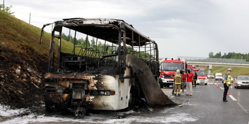 Karlovac, 070609. Izgorio bus na autocesti. Na autocesti je u potpunosti izgorio autobus Neoplan Autotransporta Karlovac koji je preveozio clanove KUD-a Trg iz Ozlja u Ogulin, nitko nije ozlijedjen. Foto: Mario Pusic / CROPIX