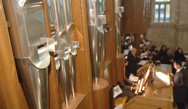 Zadar, 140110.
Danas je zadarskoj katedrali Sv. Stosije zadarski nadbiskup Ivan Prendja blagoslovio nove orgulje. Orgulje su rucno izradjene u njemackom gradu Passau, a placene su od brojnih donacija u Hrvatskoj i inozemstvu. 
Foto: Andrija Lucic / CROPIX