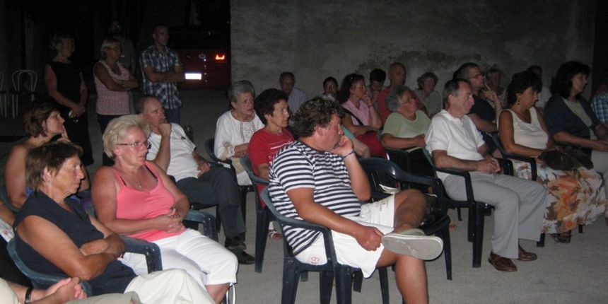 Diklo kroz  stihove i note  Nikoline Mojić i Tee Vidaić